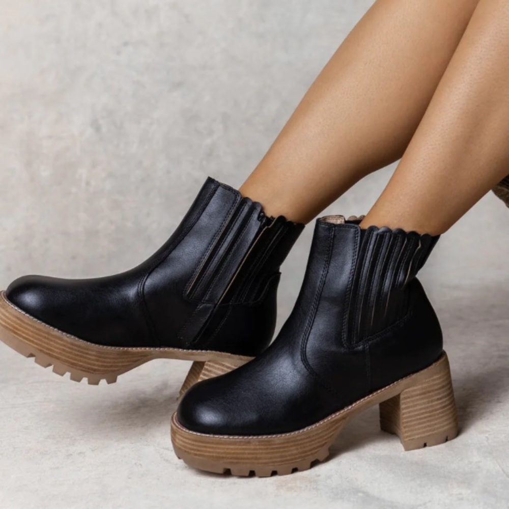 Bohme Aubrey boots in black 7.5